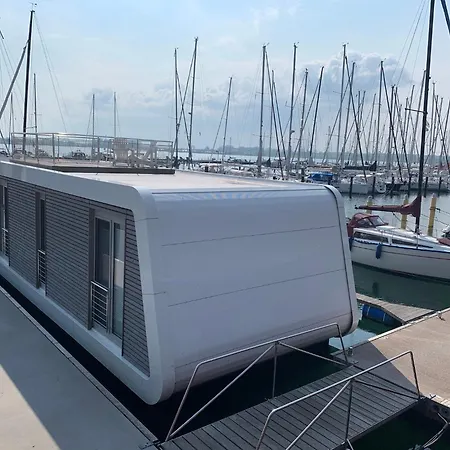 Hausboot Maritim بوتيل
