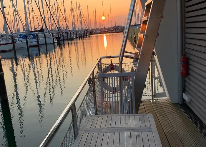 Botel Hausboot Maritim *